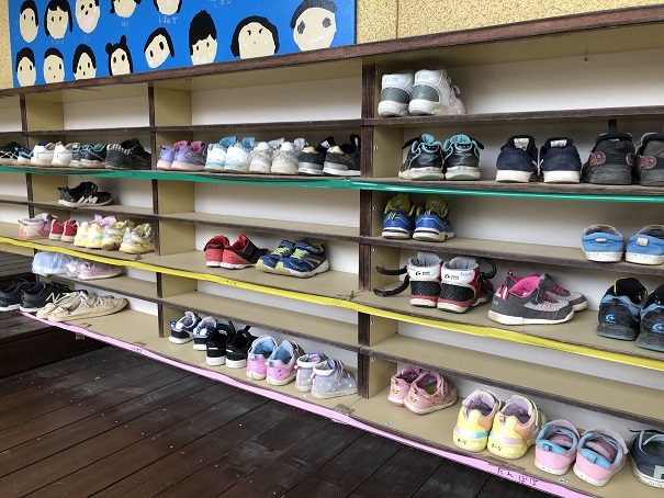 下駄箱の「靴」は、語る