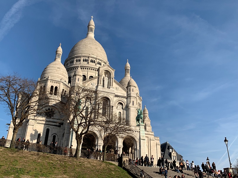 サクレクールと紐靴