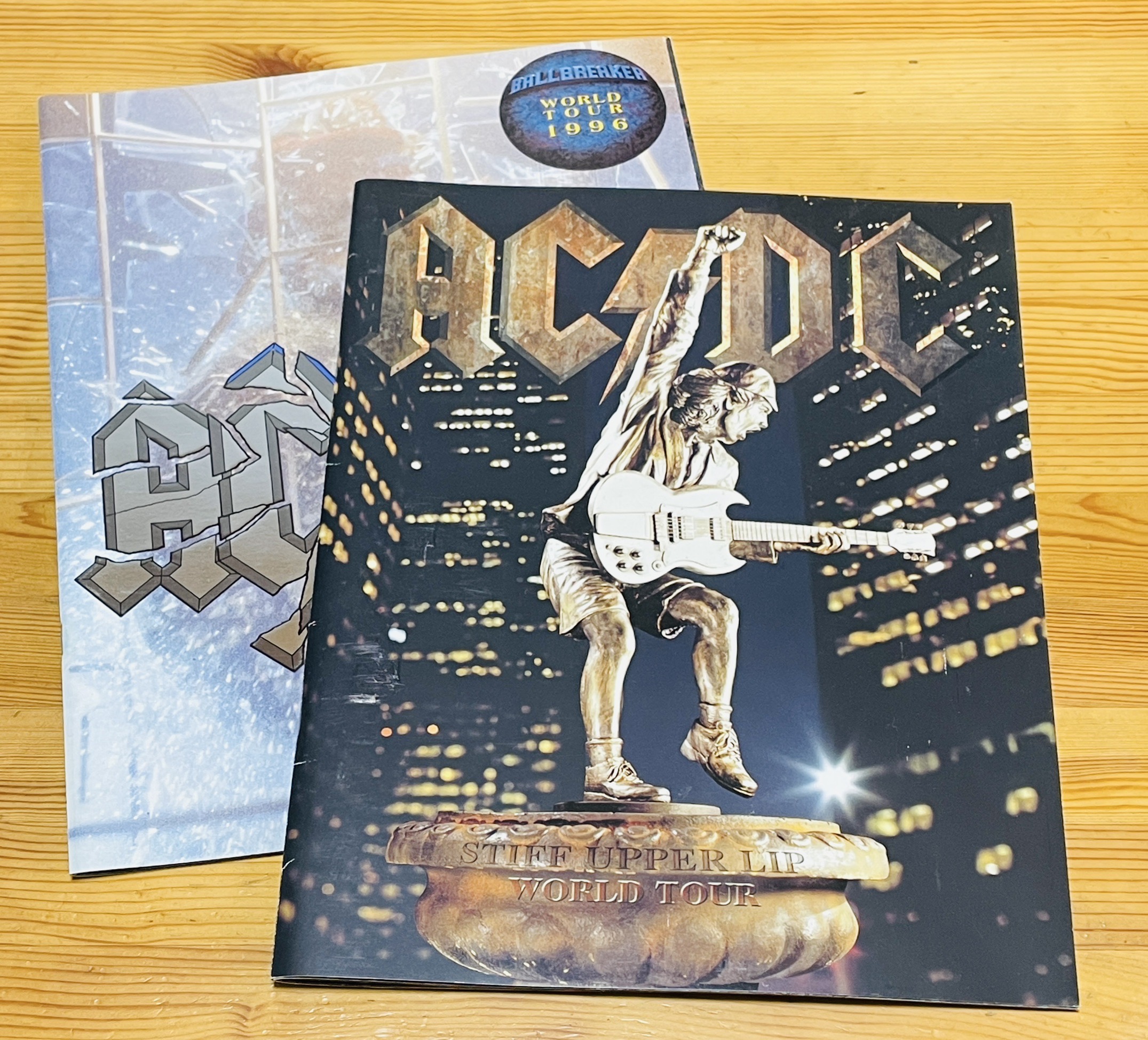 生徒様より80年～90年代当時の海外バンドのライブパンフレットをいただきました🎸