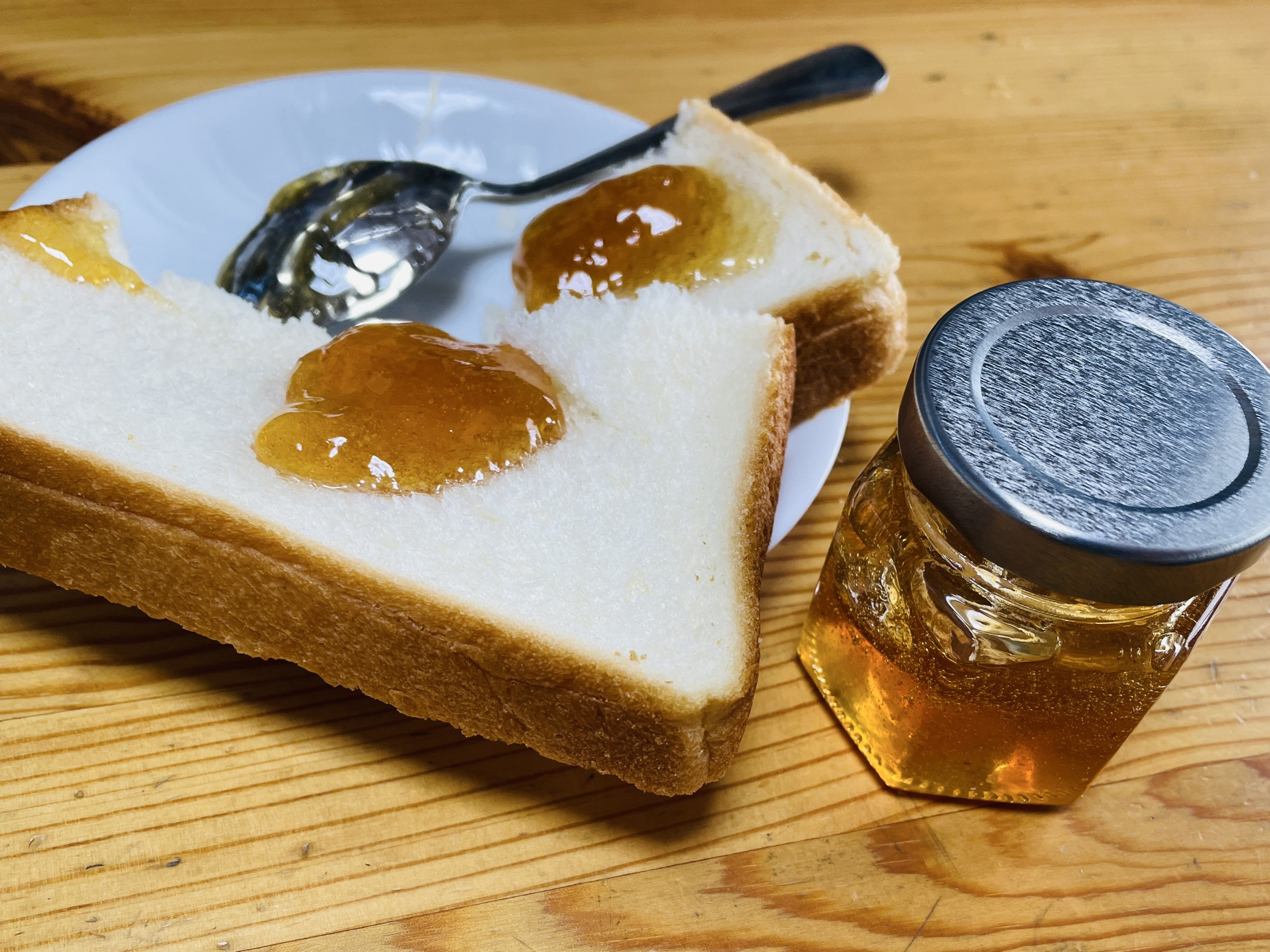 レッスンのひとときに自家製ザクロジャムを添えました🍎