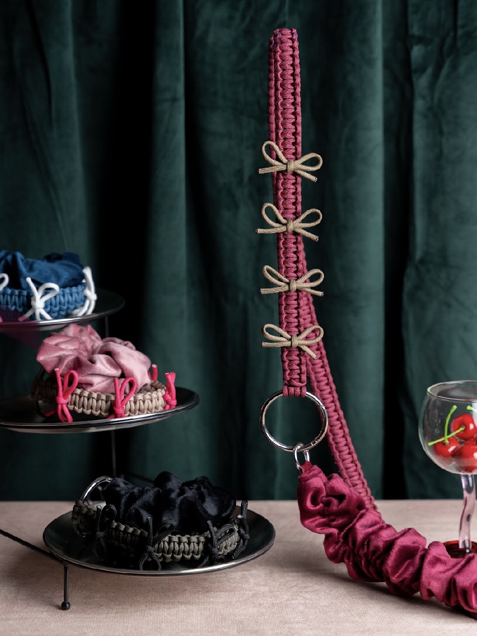 冬の装いに溶け込む、上品ベロアの3wayストラップ