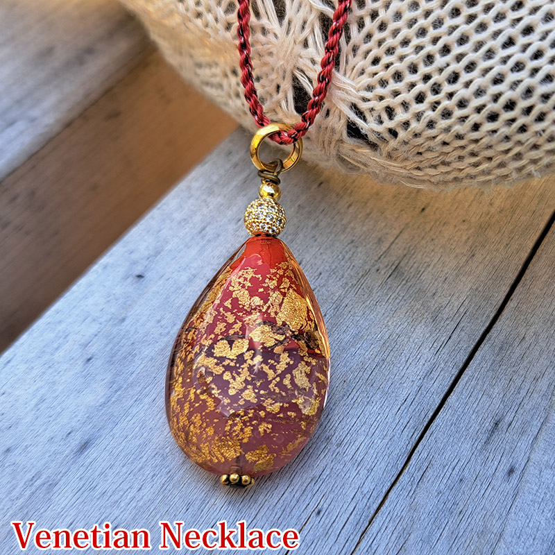 赤が映えるベネチアンガラスネックレス