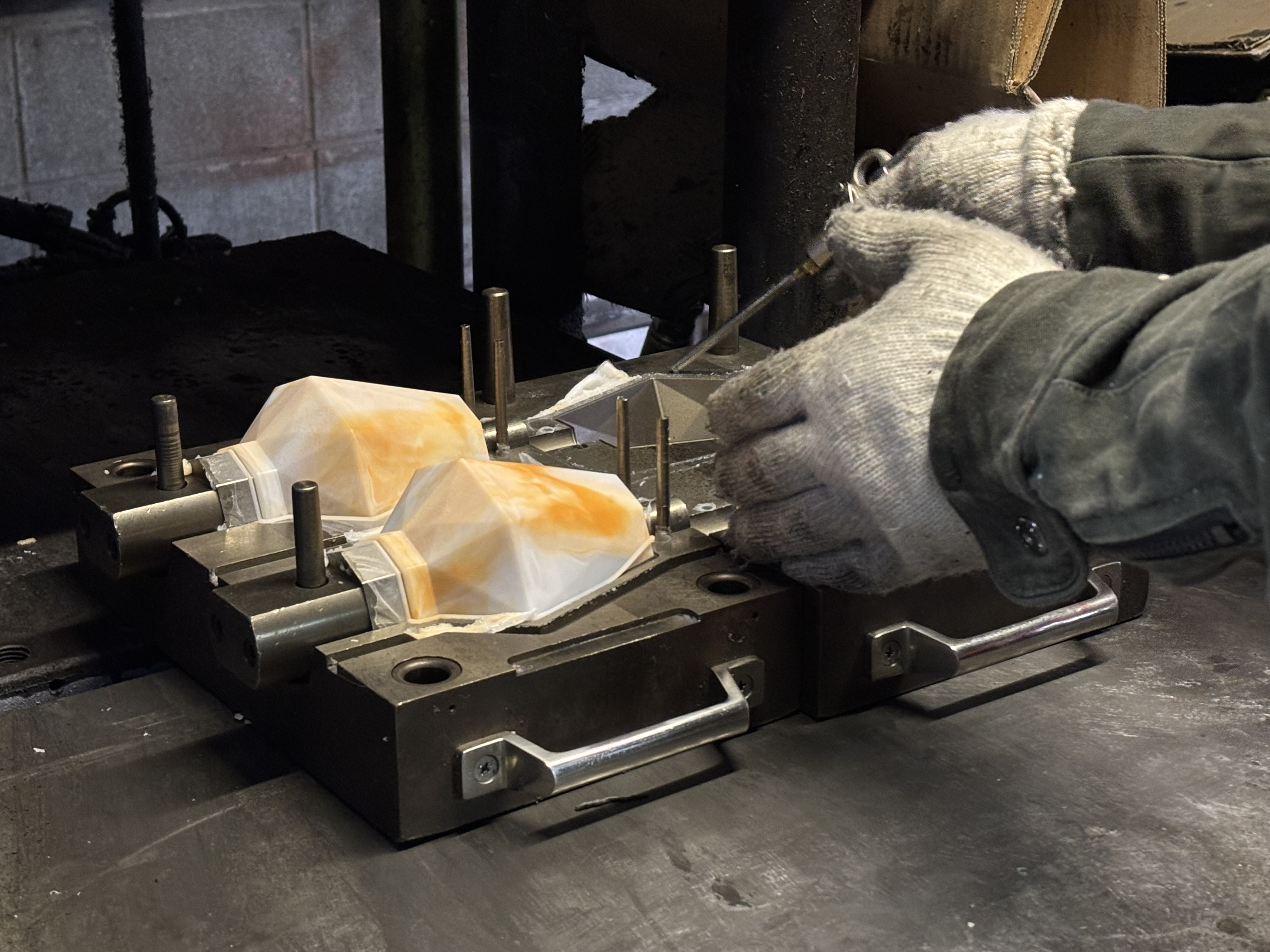 職人の繊細な技術で作られるerotica~デザイン・技術紹介編~