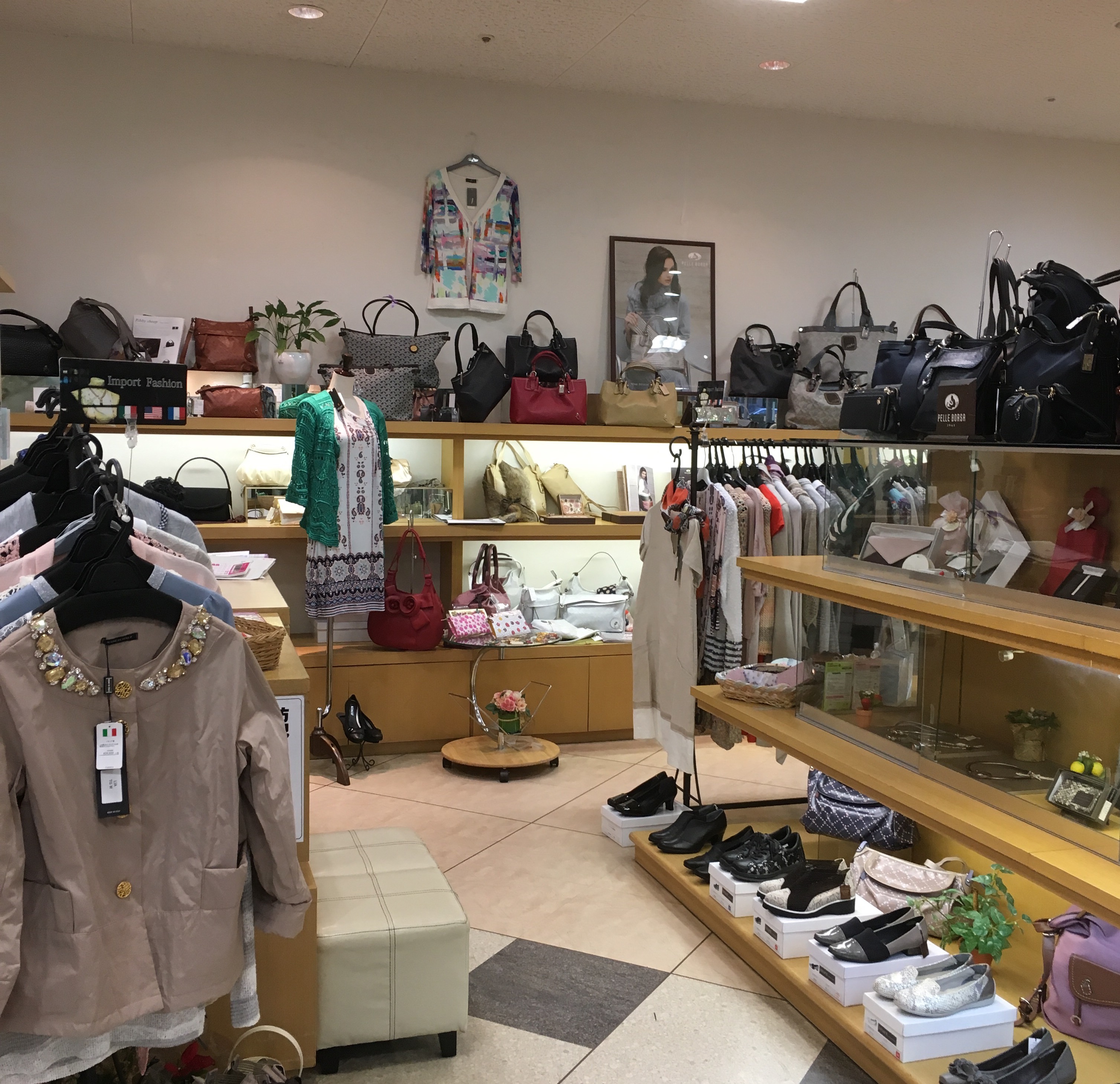 まだまだ寒いけど店内は春モード
