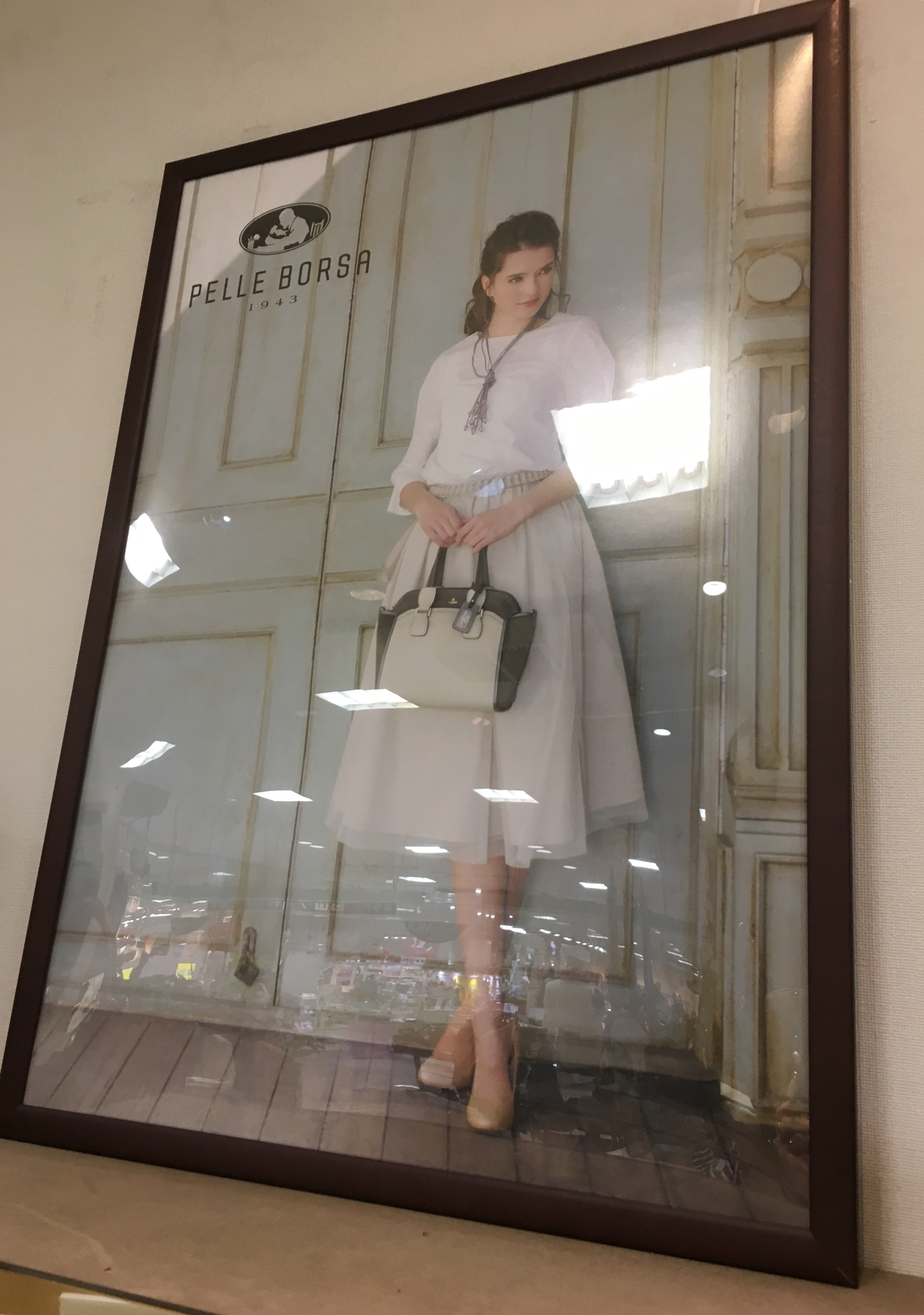 店内の ポスターも フェミニンに 