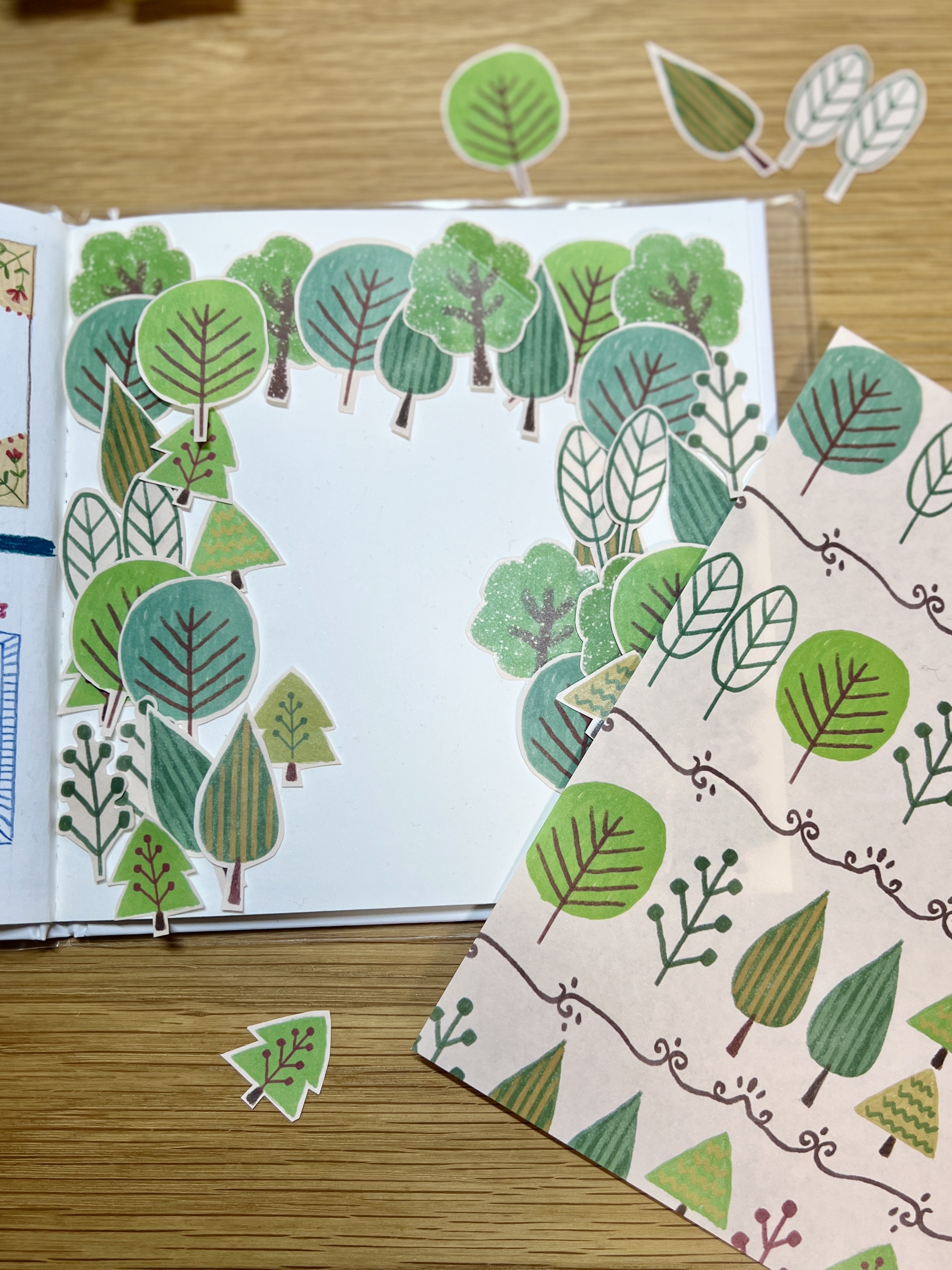 デザインペーパー「Forest」モチーフを使ってコラージュイラスト