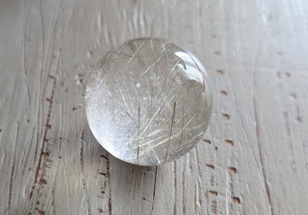 🌿ザギマウンテンルチルクォーツ ── 大地の静けさと、光を貫く意志