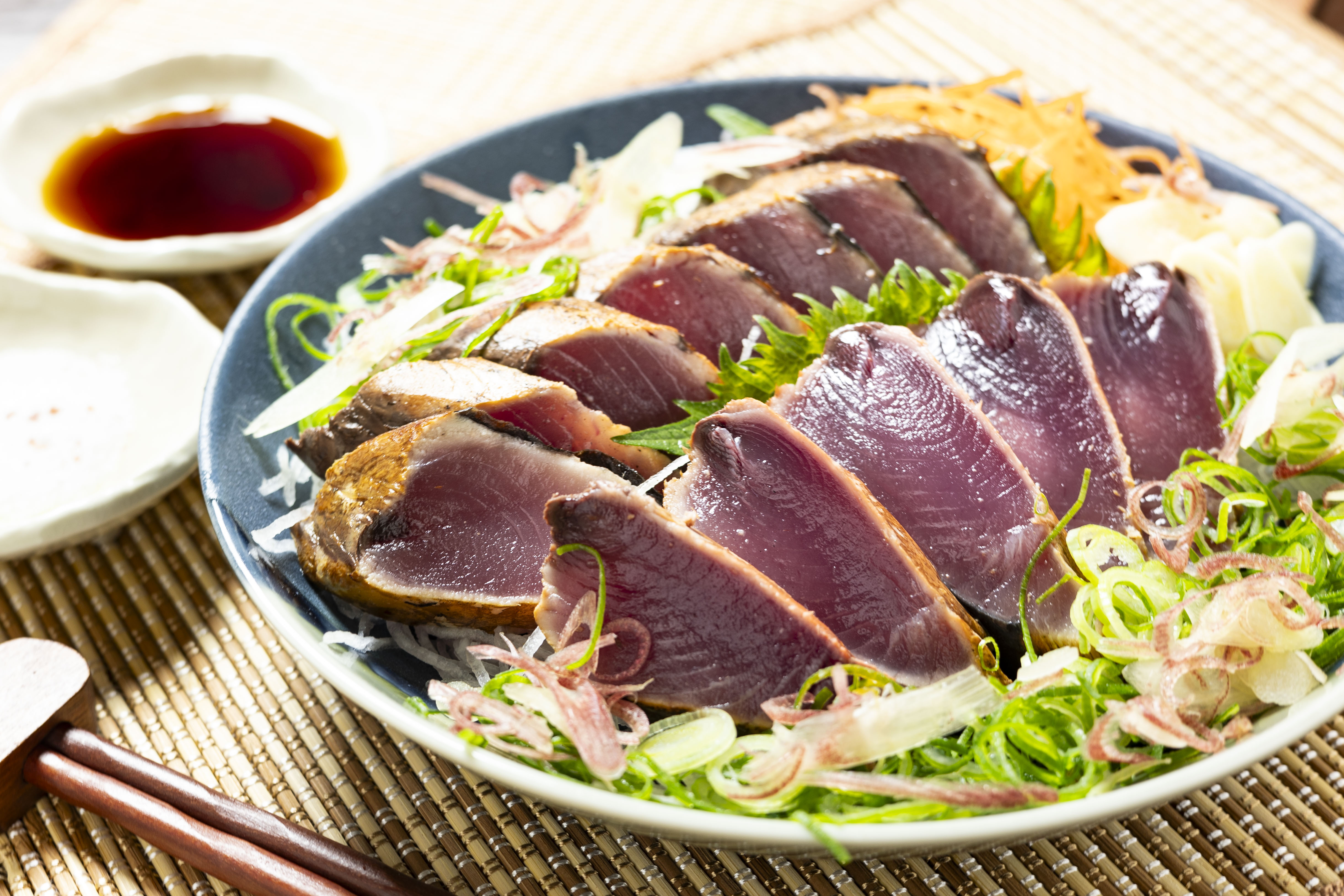 鰹のたたきを美しく盛り付けるコツとポイント