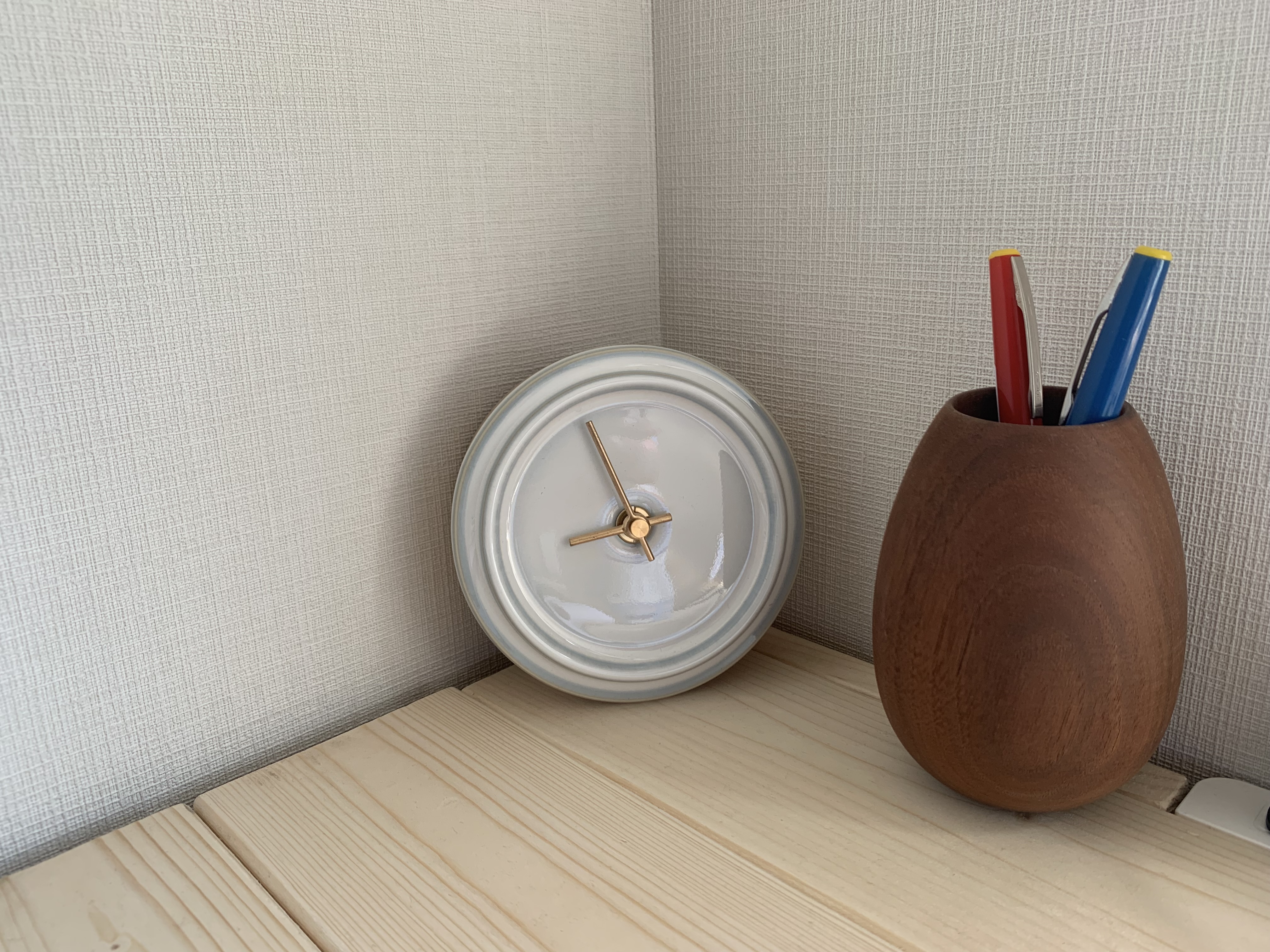 焼き物の掛け置き時計 2WAY TILE WOOD CLOCK のおしゃれな使用例