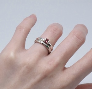 家にあるモノで簡単に出来る！指輪のサイズの測り方