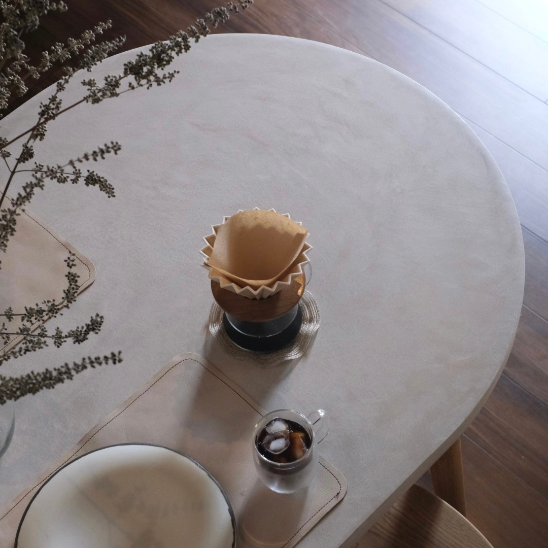 整った空間に少しの“抜け感”を。モールテックステーブルがもたらす視覚的効果