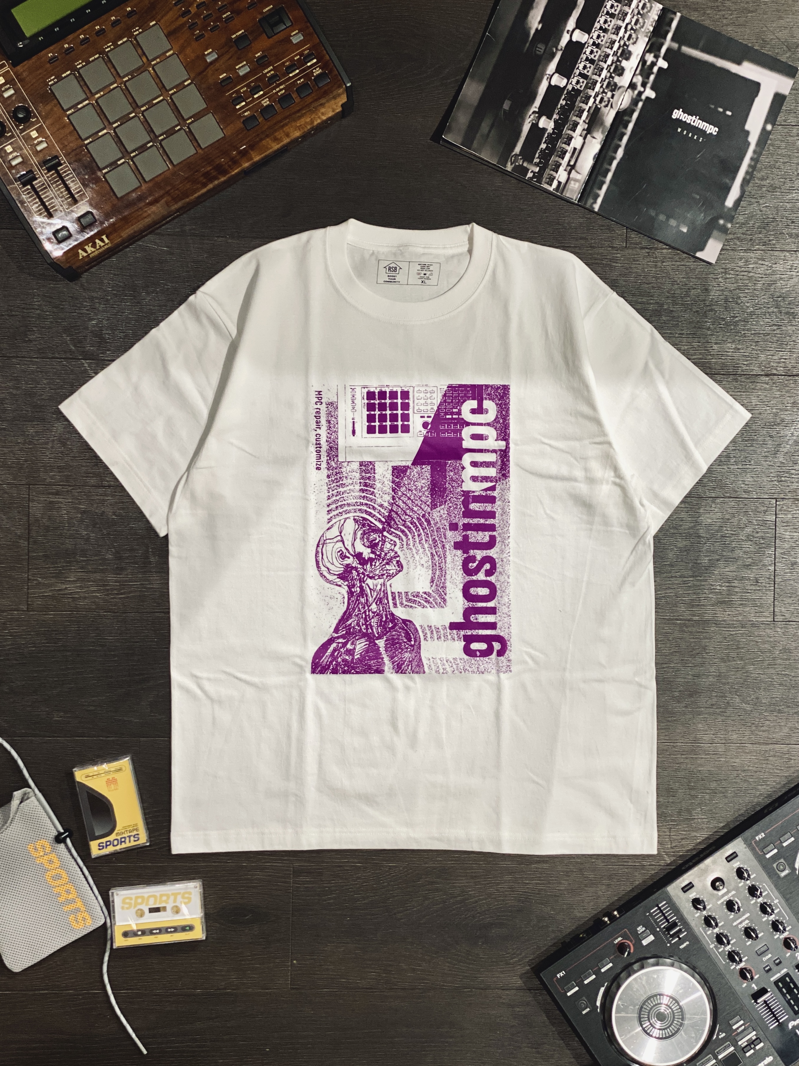 AKAI MPCカスタム／修理を手がけるghostinmpcとのコラボTシャツが登場