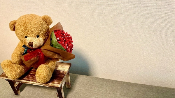 【イチオシ商品のご紹介】カスミソウのブーケを抱えたくまさん