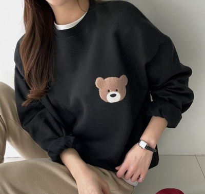 【商品のご紹介】裏起毛でポカポカ♪くまさんパッチトレーナー ブラックカラー
