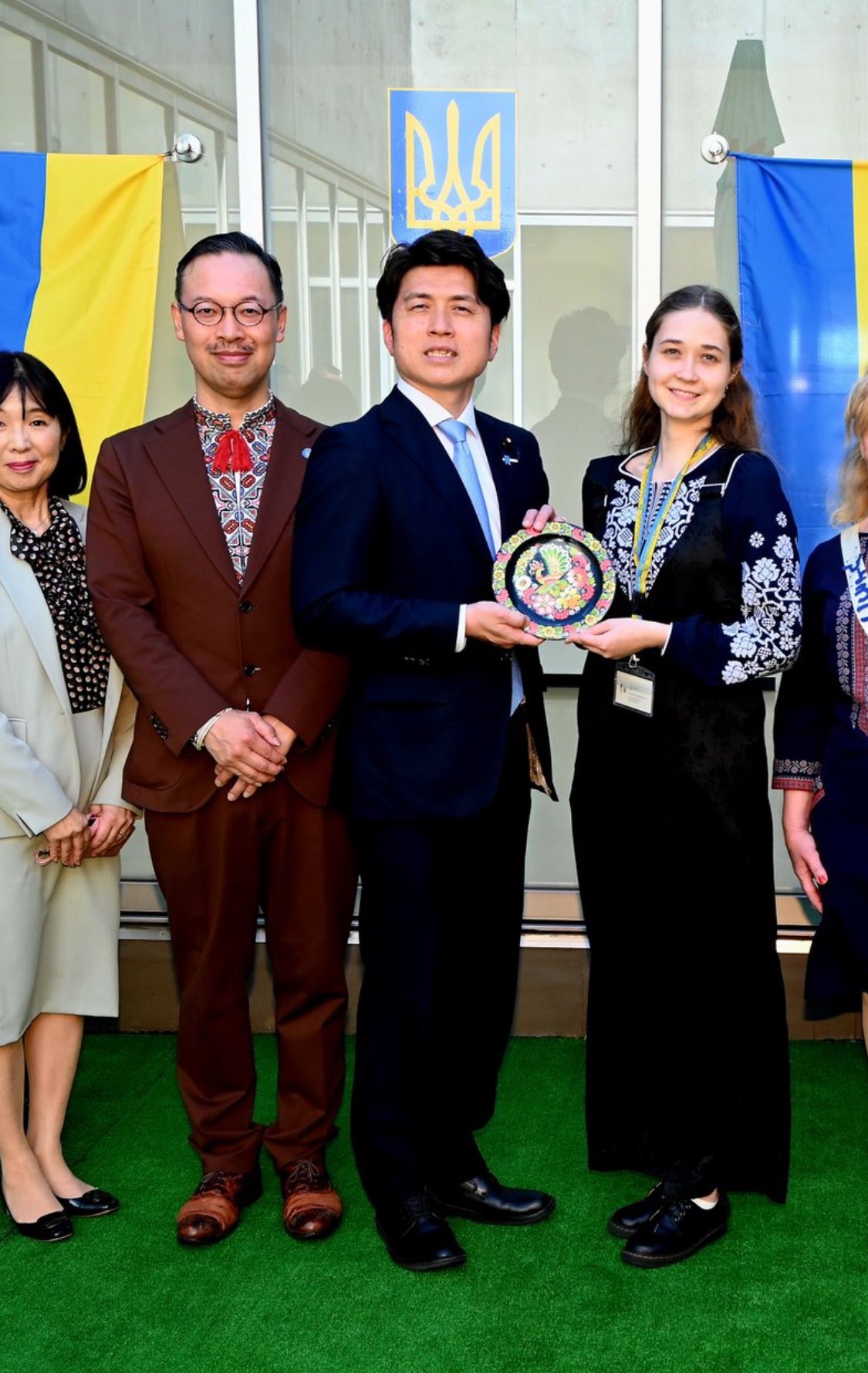 【日宇交流】中野国土交通大臣へ「ペトリキウカ塗り」の作品が贈呈されました🇯🇵🤝🇺🇦