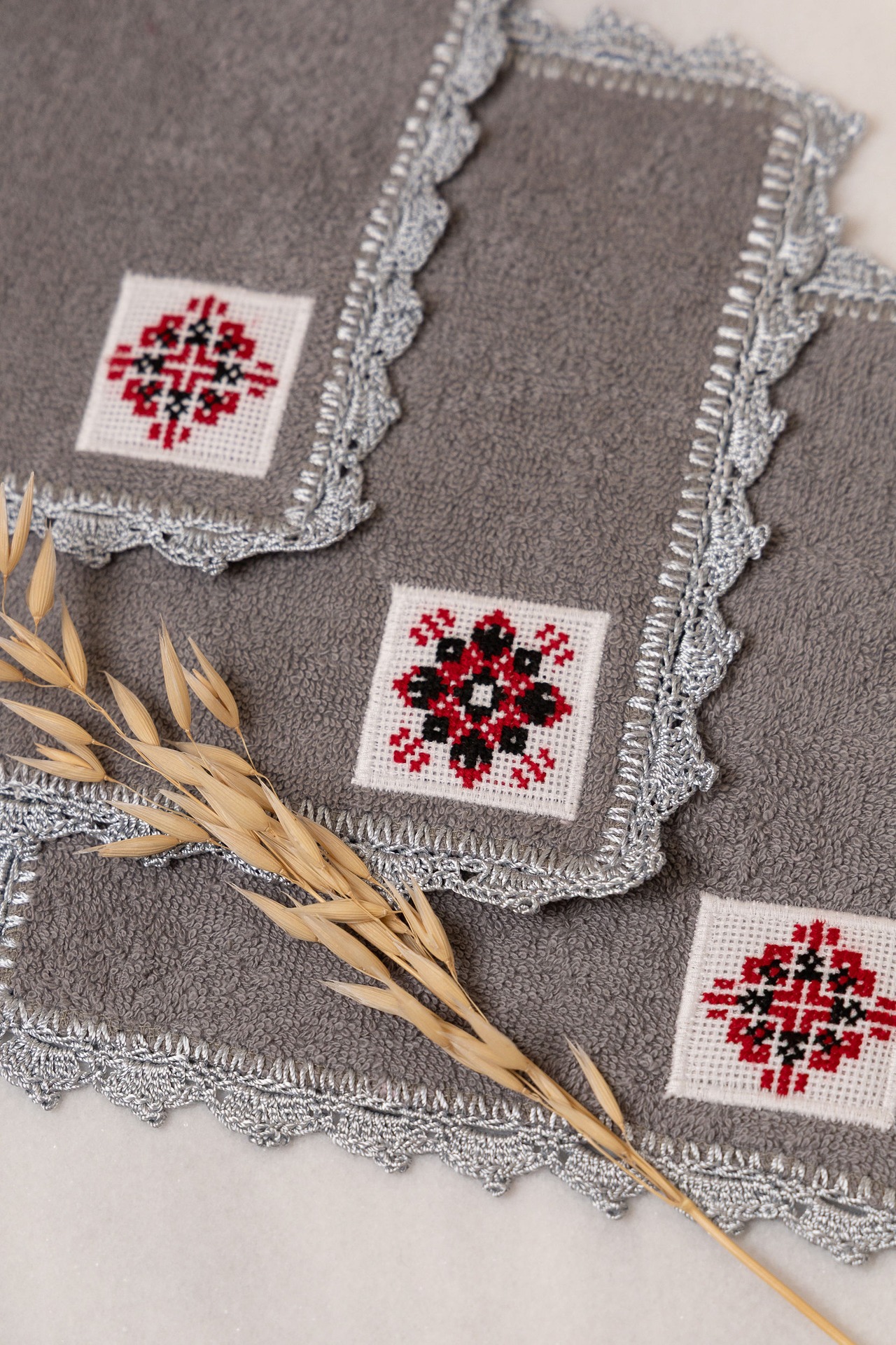 【ウクライナ・暗号刺繍】幸せ・祈り・平和・母国・自由・愛・・・を表す手刺繍入りハンカチ入荷しました!