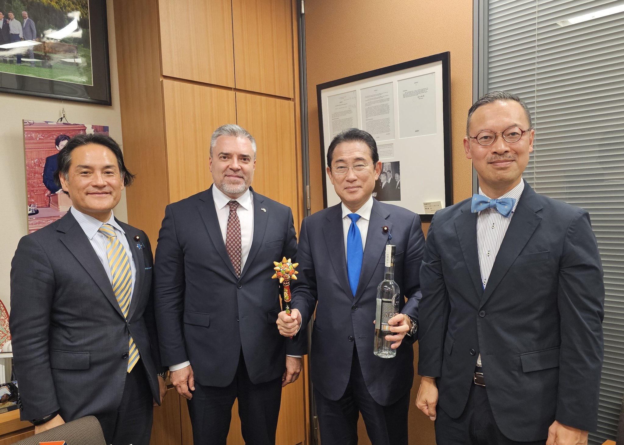 岸田文雄元総理へ、UA.Designerから「ブラヴァ」が贈られました 🇯🇵🤝🇺🇦