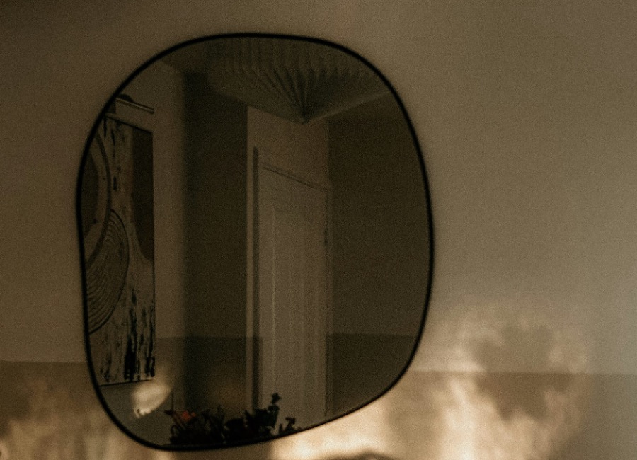 ドレッサーの曲線ミラーとは？人気の理由やデメリット、向いている人を紹介