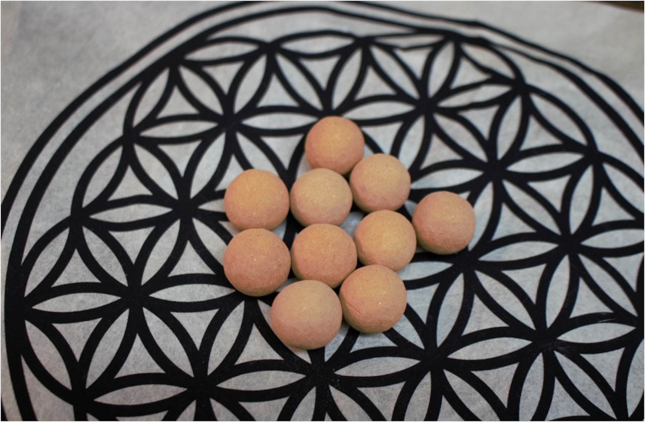 低温で焼き上げた「ミネラルボール」。 その理由はミネラルが溶けや出しやすいこと。