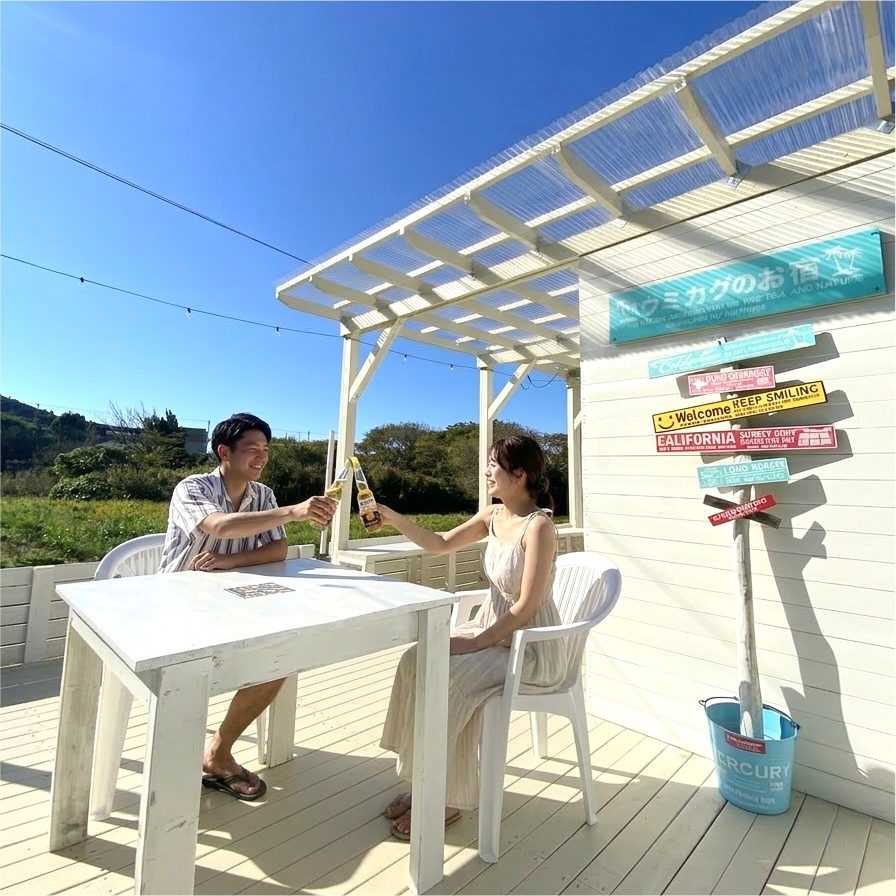 ウミカグのお宿で過ごす至福のひととき。白いウッドデッキで乾杯！