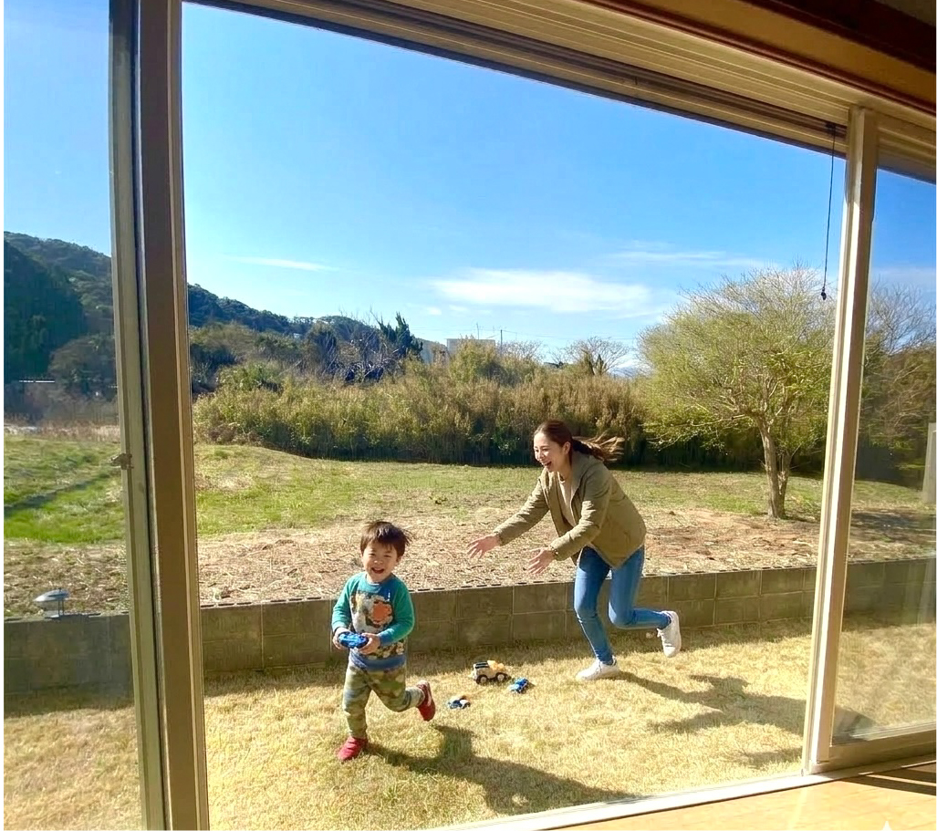 【パパ・ママ安心】裸足で駆け回れるプライベートガーデン。家族で楽しむ「何もしない贅沢」