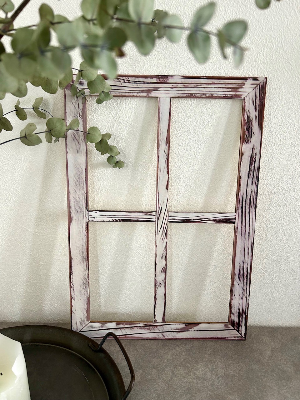 人気の窓枠フレームがアップデート｜柔らかな雰囲気のデザインで壁掛けOKに