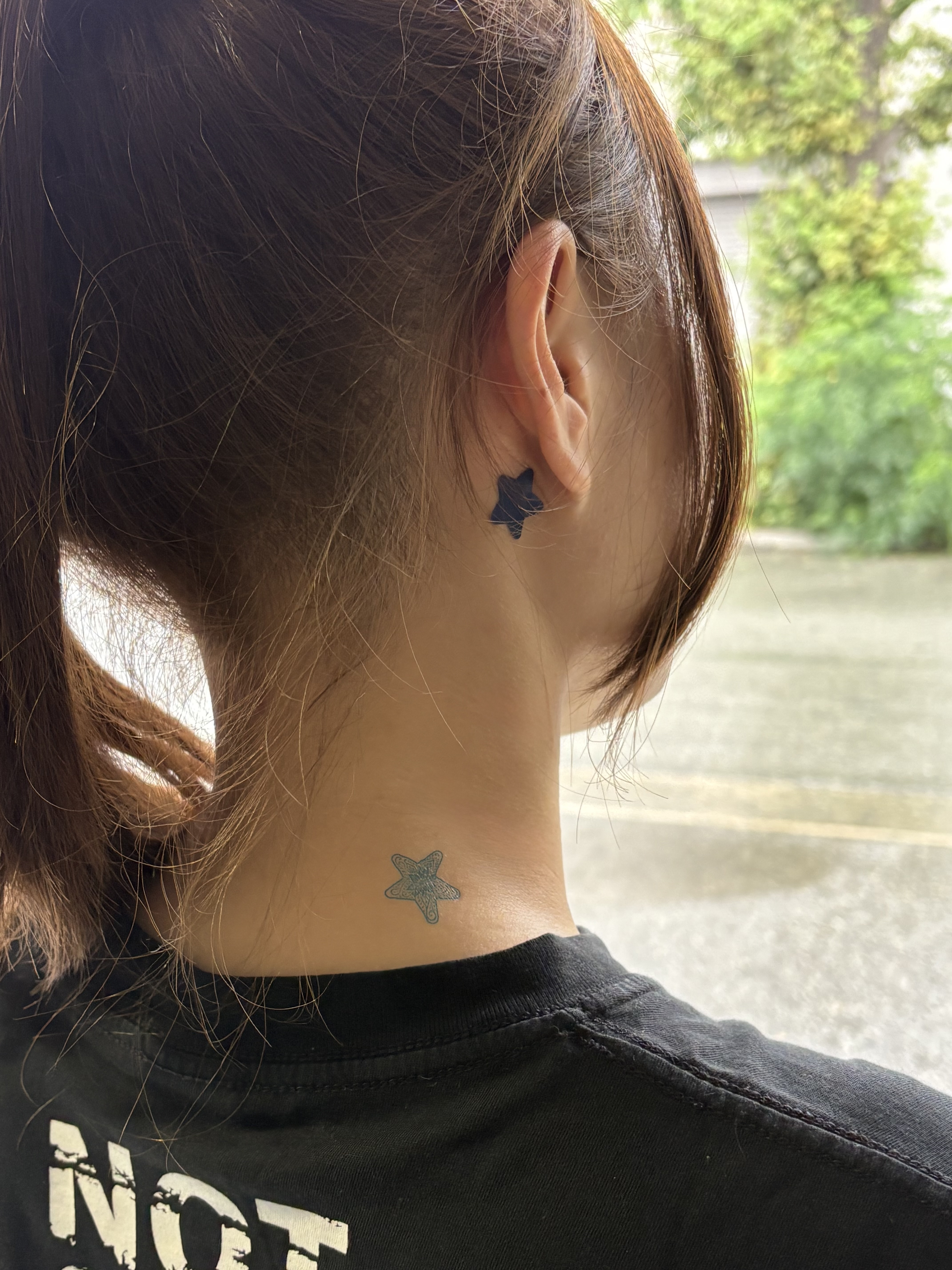 首の凝りが気になる時の貼り方