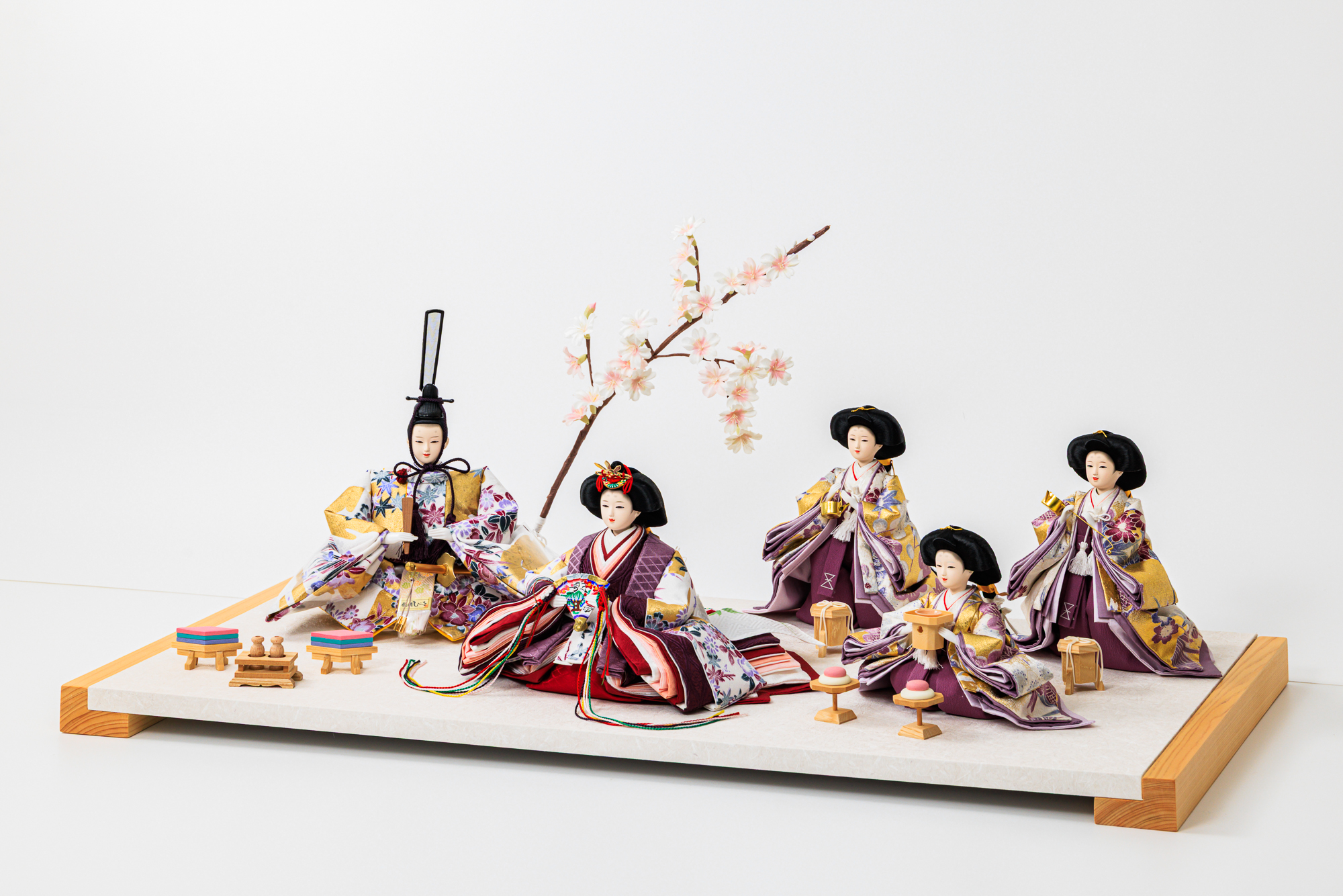 お雛様選びのピークの三連休です