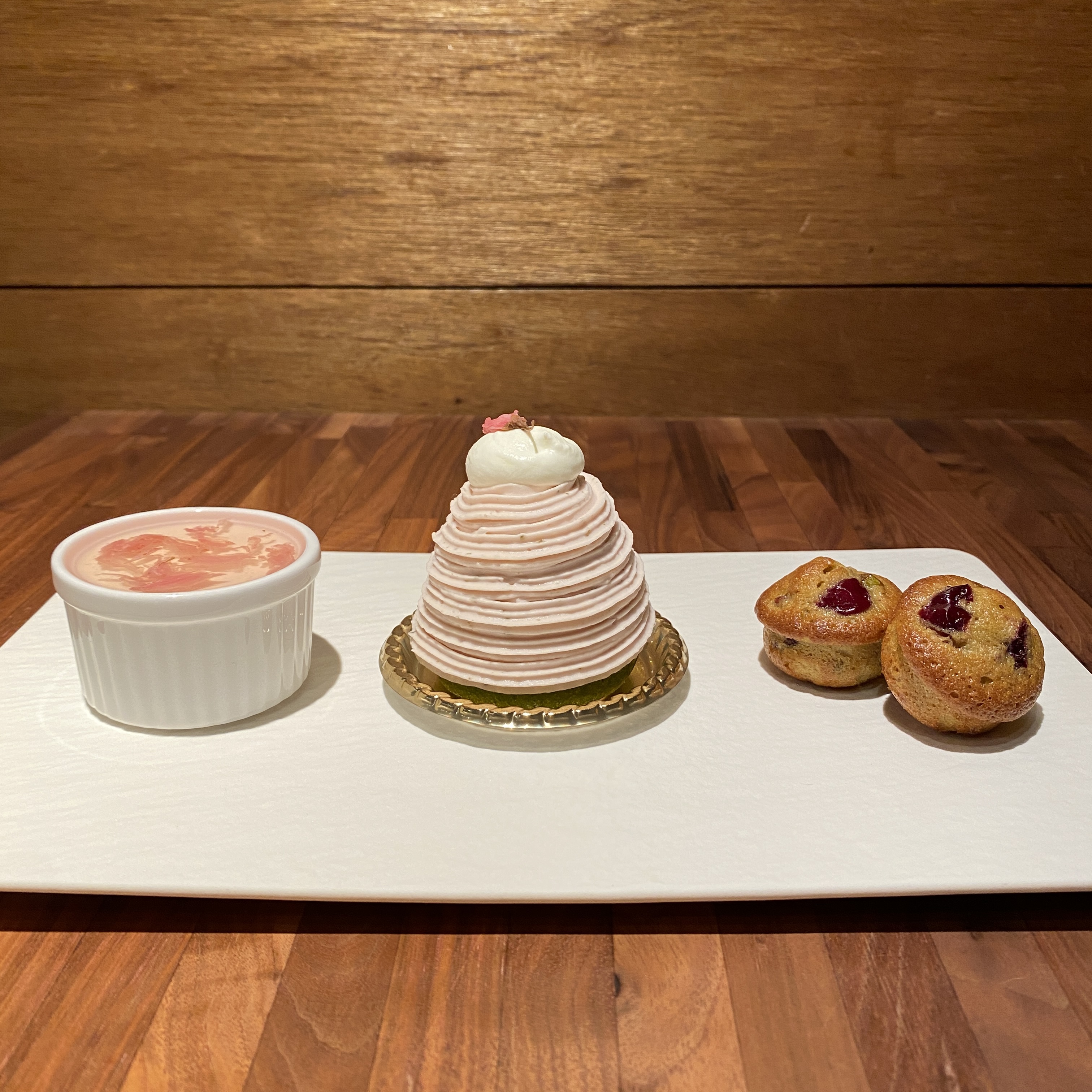 春を感じるケーキとスイーツプレート