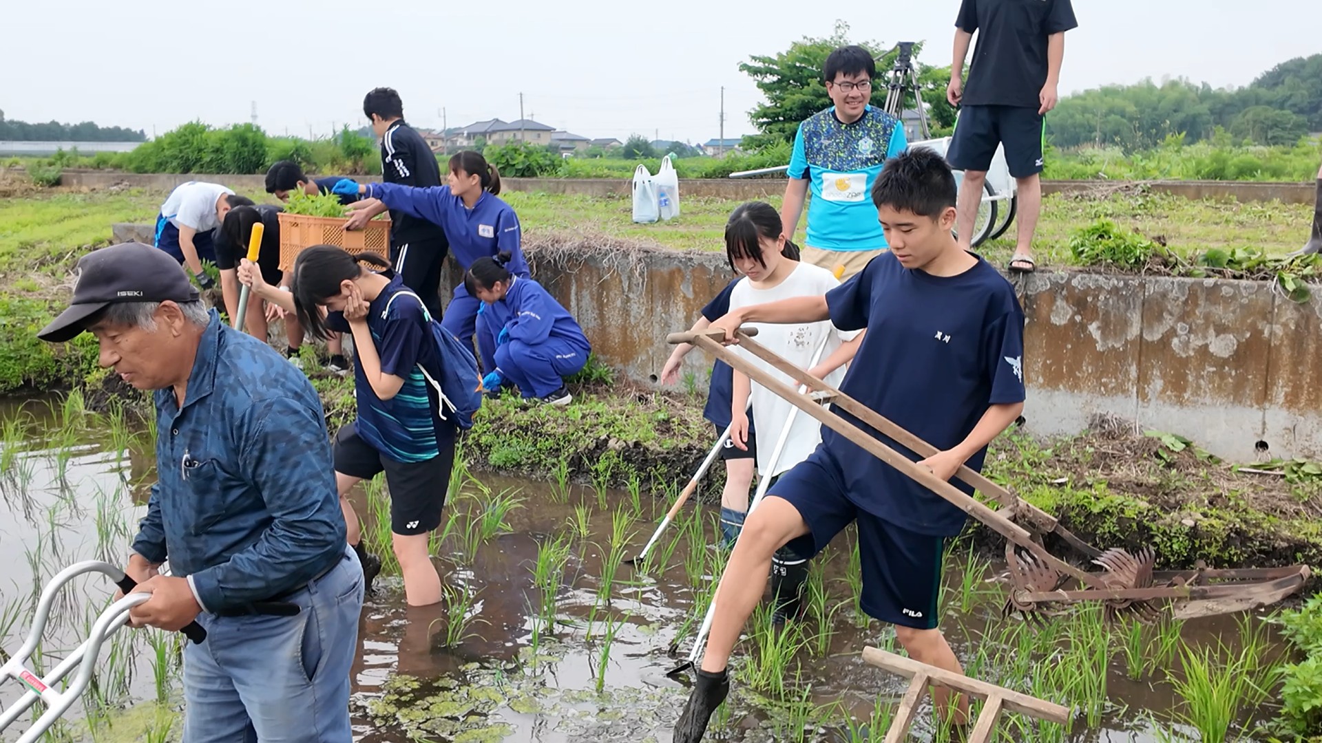 「汚れるって、最高に楽しい！」泥んこは最高の学び場。高校生と挑んだ田んぼの雑草取り体験！