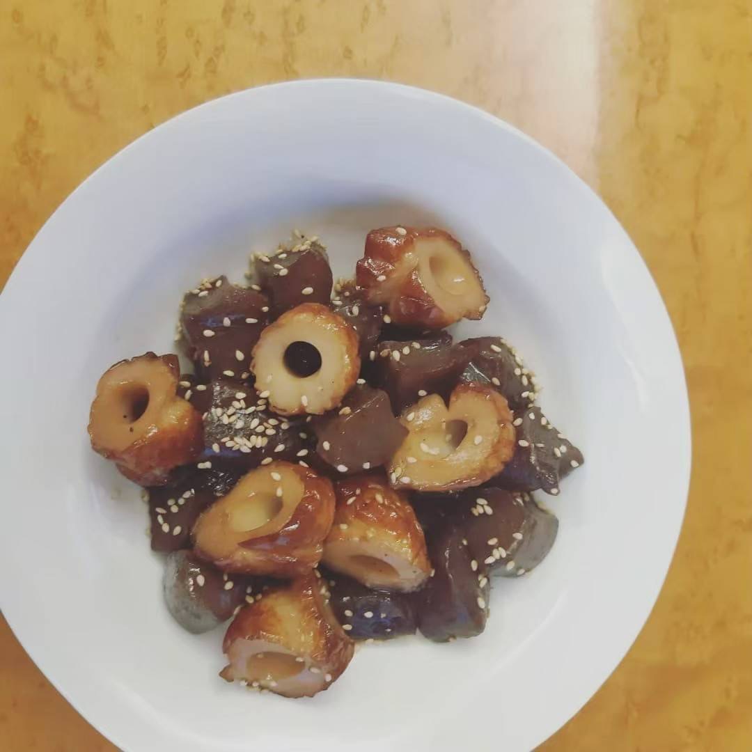 にゃく太郎七変化その2～こんにゃくとちくわの甘辛煮