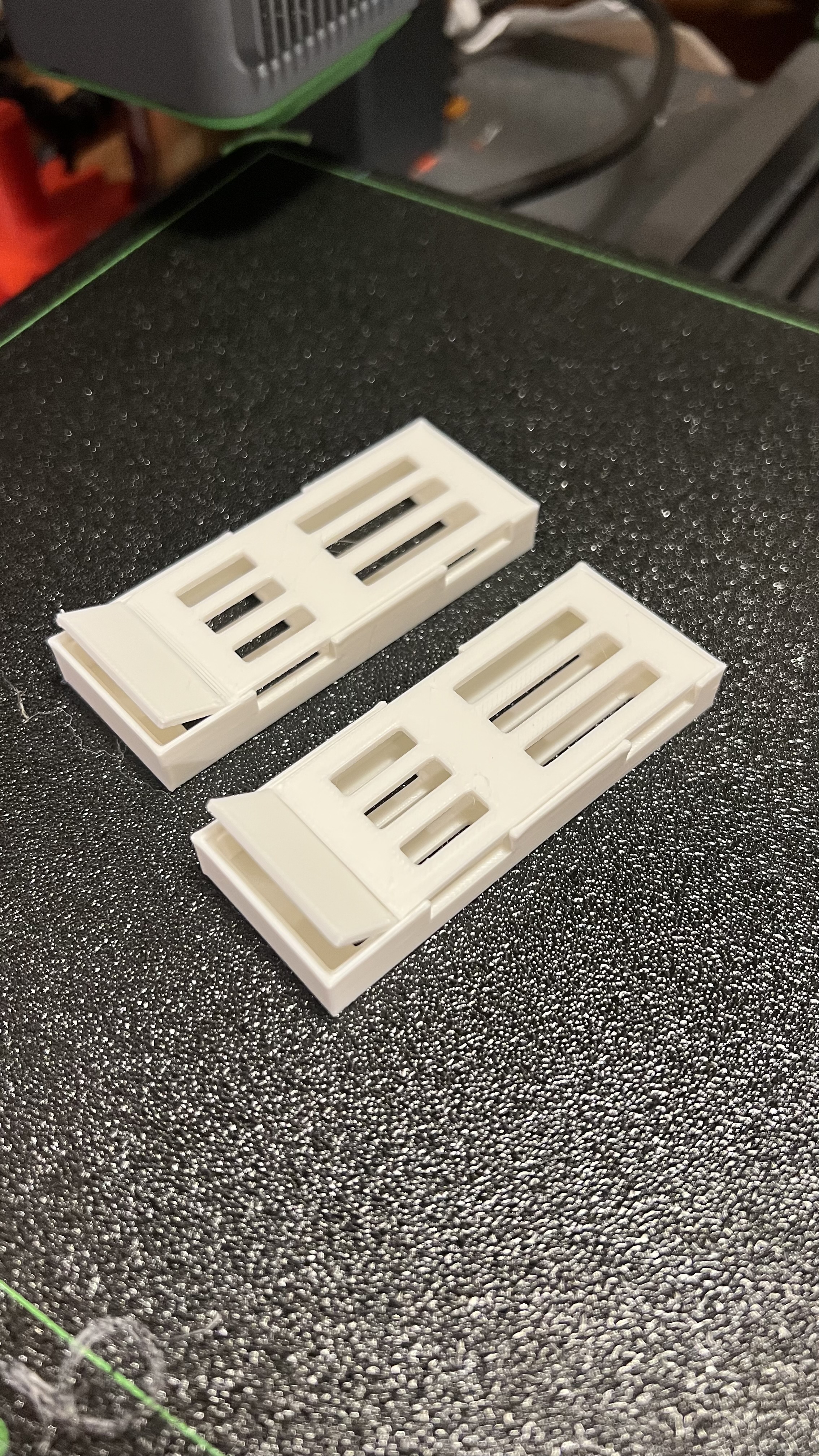 女王蜂を隔離するカゴ