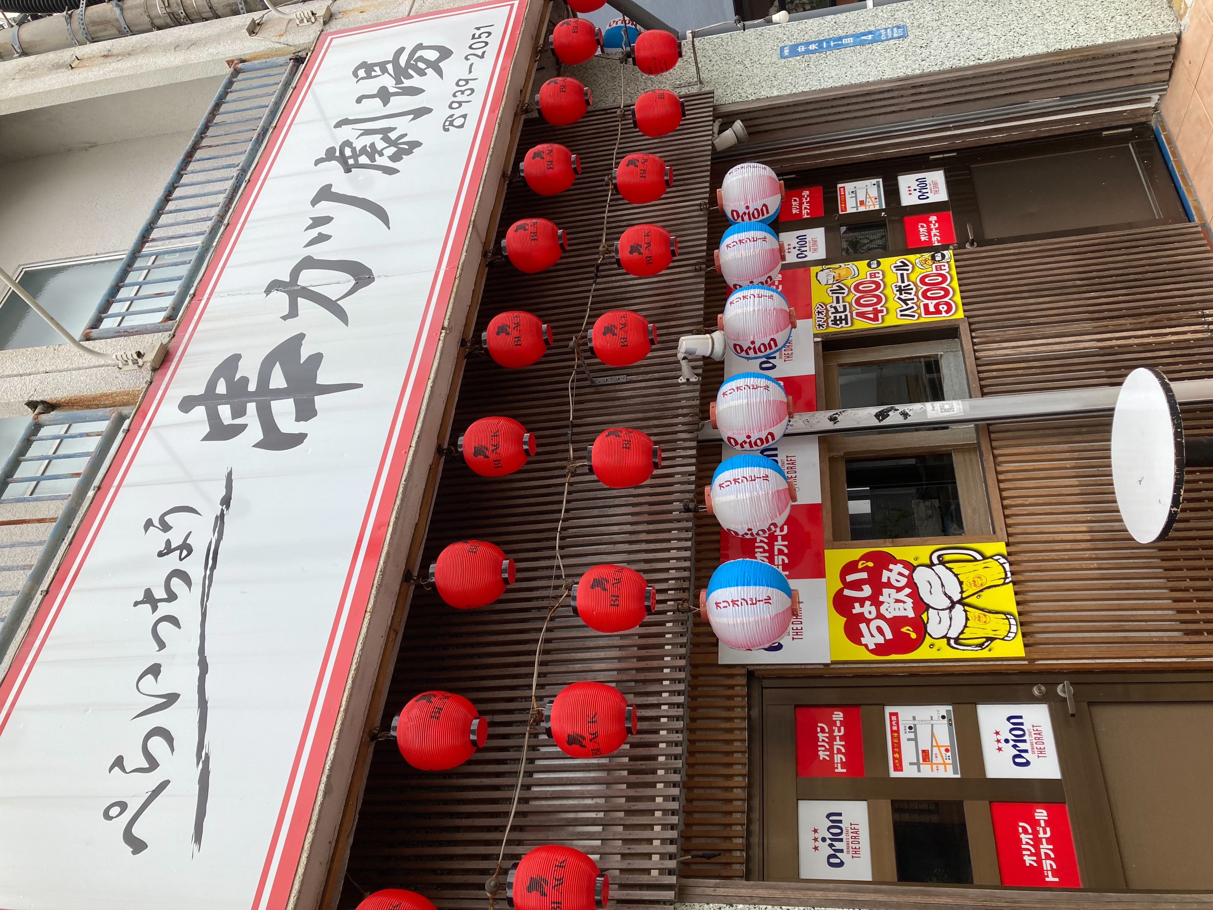 令和6年4月２５日（木）より沖縄市一番街にある串カツ劇場にミニショーケースが設置されました。