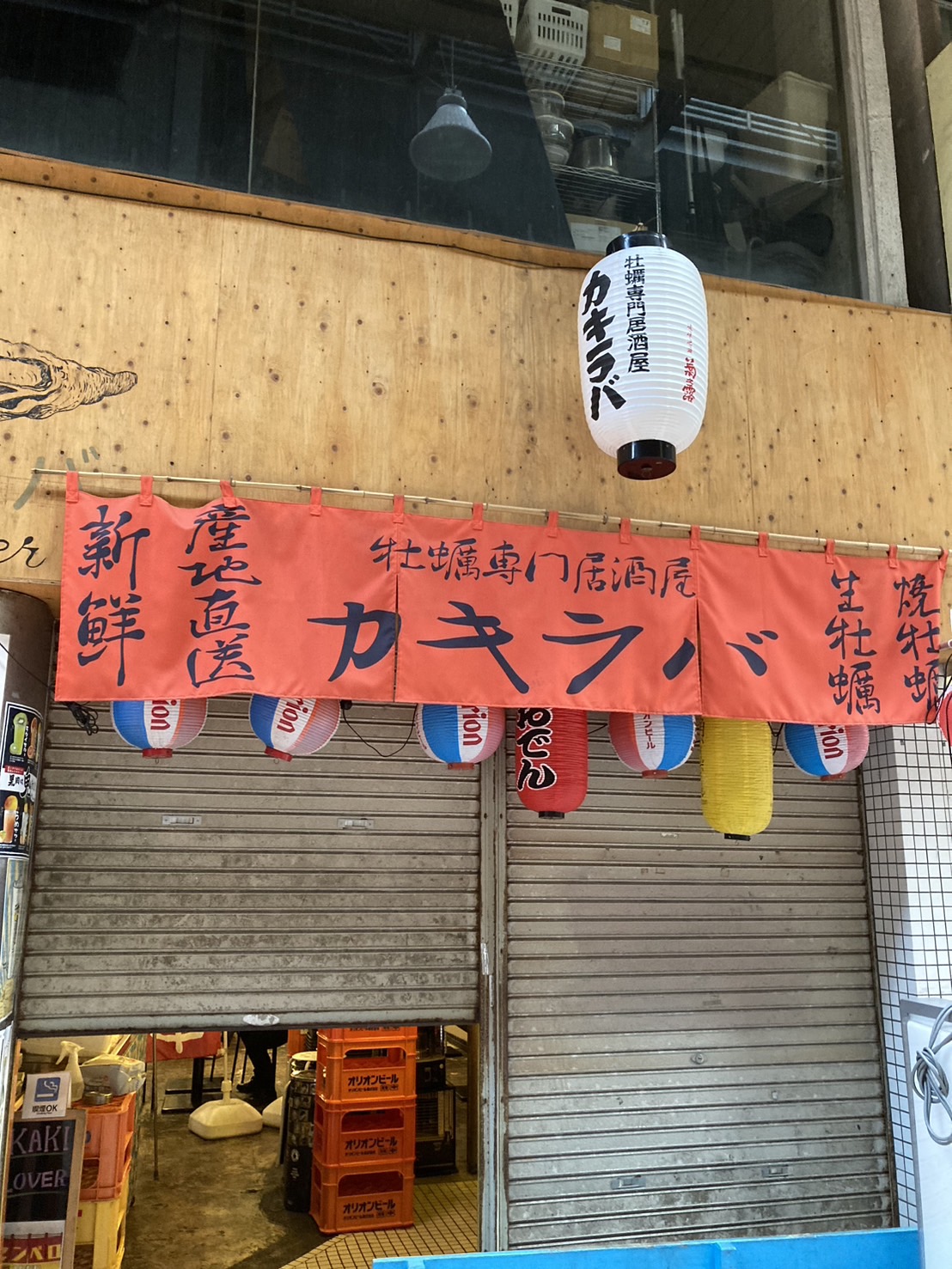 沖縄市１番街の居酒屋カキラバにミニショーケースが設置されました。