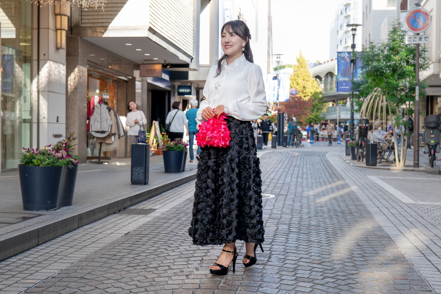 華やかさと上品さを兼ね備えた「横浜エレガンス」コーデ