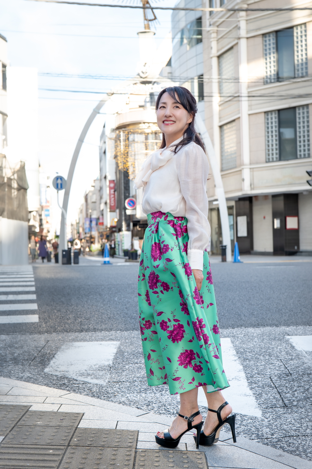 横浜散策に映える！華やかな花柄スカートと洗練された白ブラウスのコーディネート"