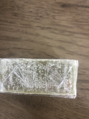 緑色の石鹸に時折見られる白い粉について