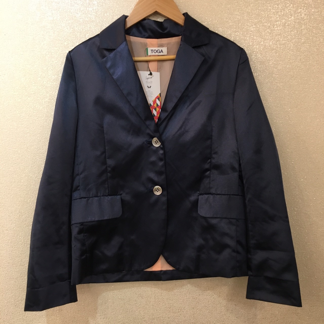 光沢のあるジャケットTOGAでカッコよく！！