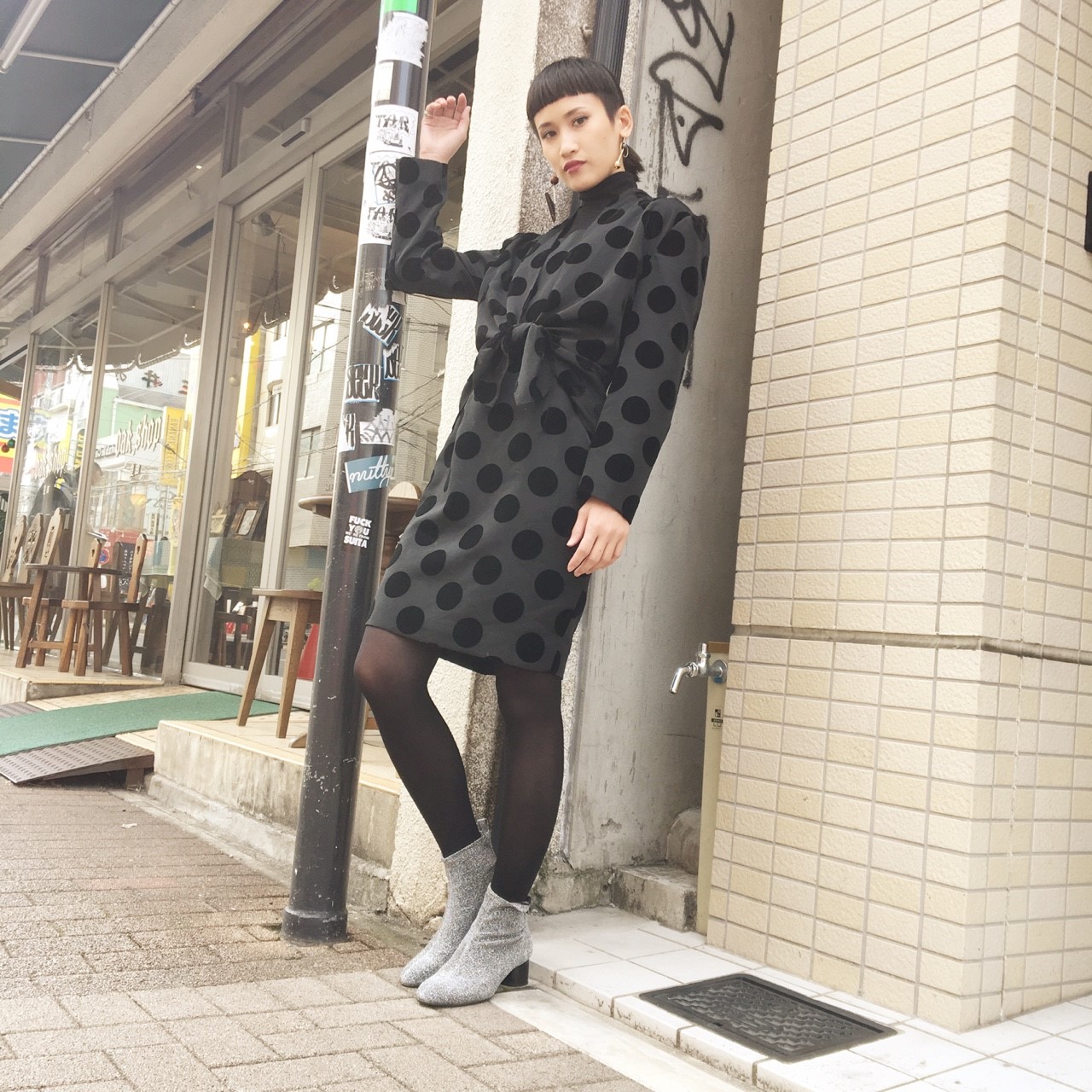 大ぶりのドットが目を惹く大人可愛いワンピース