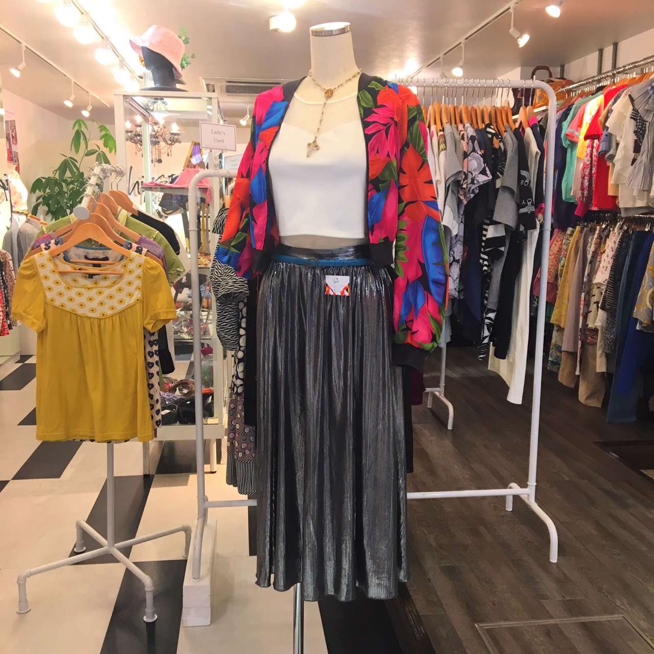 カラフル花柄ブルゾン＆シルバーメタリックスカート