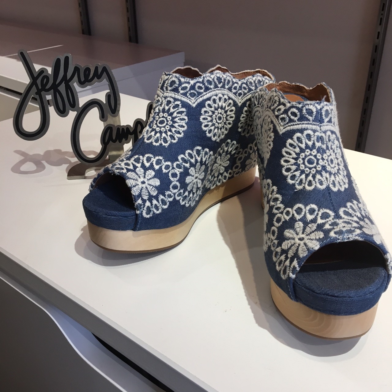 JEFFREY CAMPBELLデニム×フラワー刺繍サンダル