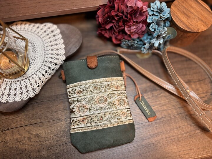 【名入れOK】本革×インド刺繍リボンのスマホショルダー！刻印ネームタグも付いたスマホポーチのご紹介