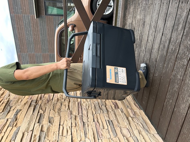 SHIMANO アイスボックス EL 30L "チャコール" が、少量《 再 》入荷致しました^ ^