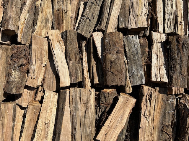 ＜実店舗にて＞CAMP MAREKT『【乾燥"薪"<マキ>】が《入荷》致しました^ ^🪵🔥❗️』