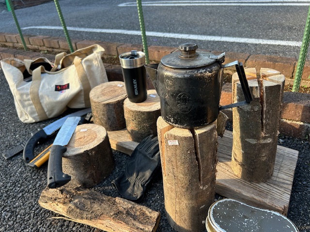 CAMP MARKET【広葉樹薪 < ケヤキ > の、マルチ台 ・スウェーデントーチ】で焚き火を！