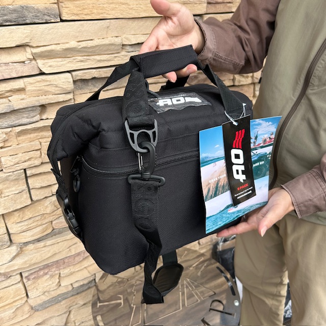 【🆕AO COOLERS《9 パック》ブラック】 が、登場❗️"小さく" 丁度良い大きさ感です