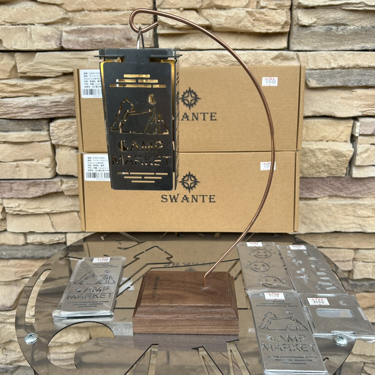 スワッグギア【🆕ランタンスタンド<ウォールナット>】が登場入荷❗️オシャレで¥３５８０はコスパ◎