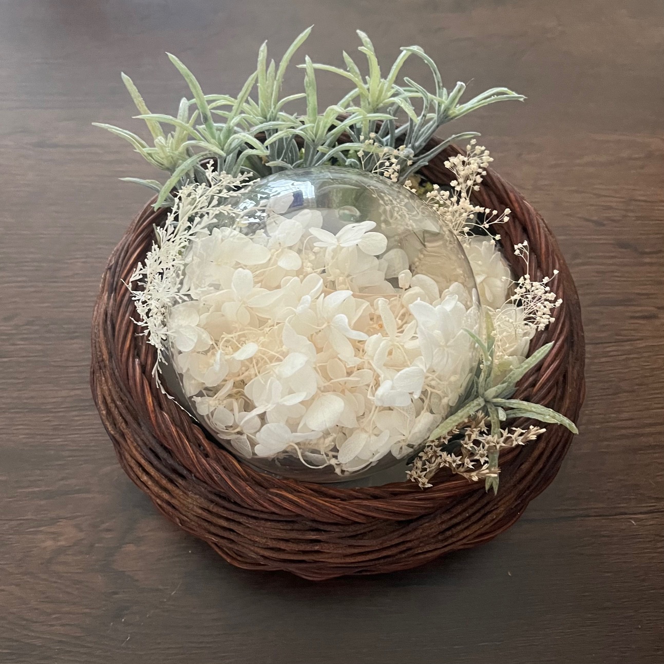 ホワイトフラワー 木通籠に白紫陽花ガラスドーム 底上げにハンドタオル１枚セット