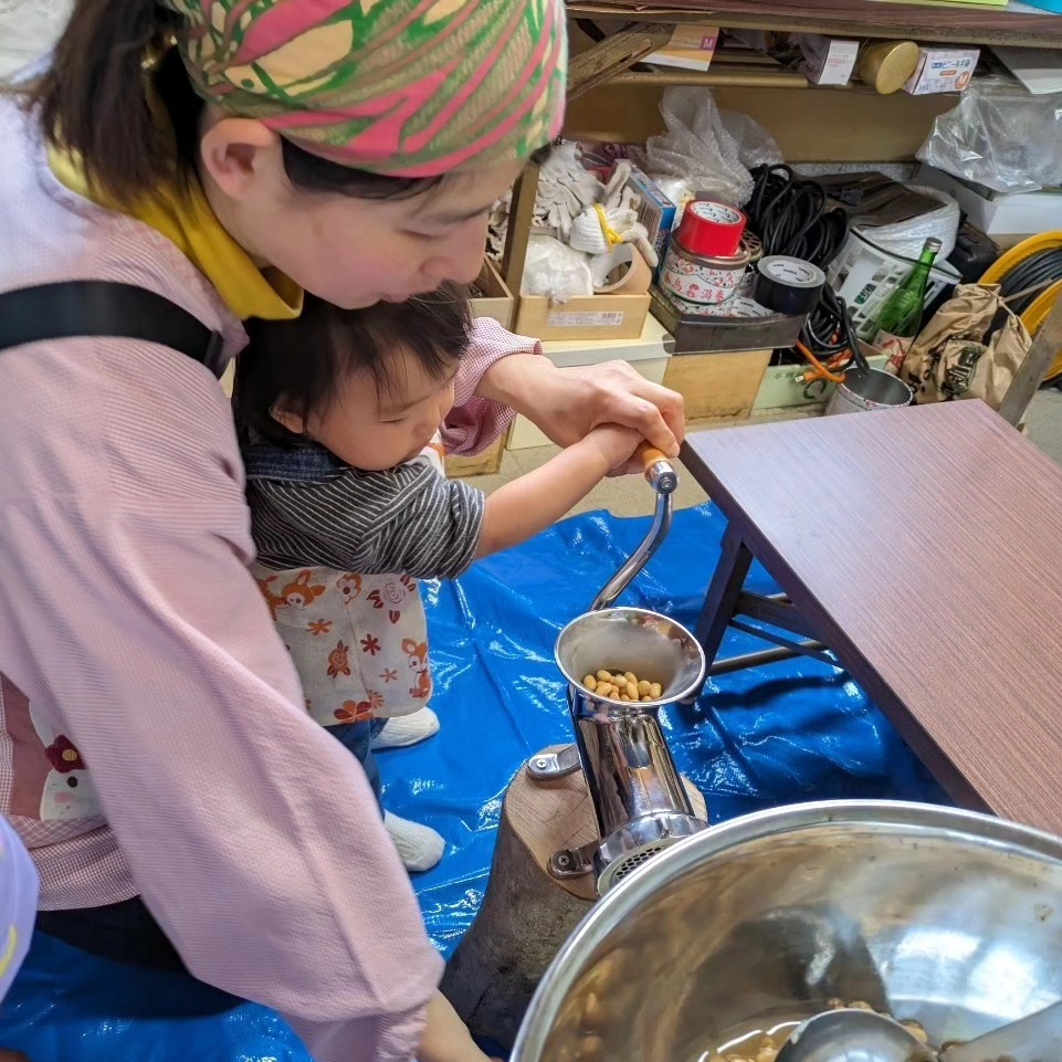 2月15日、河南町法華寺にて、親子味噌づくりワークショップを開催しました。