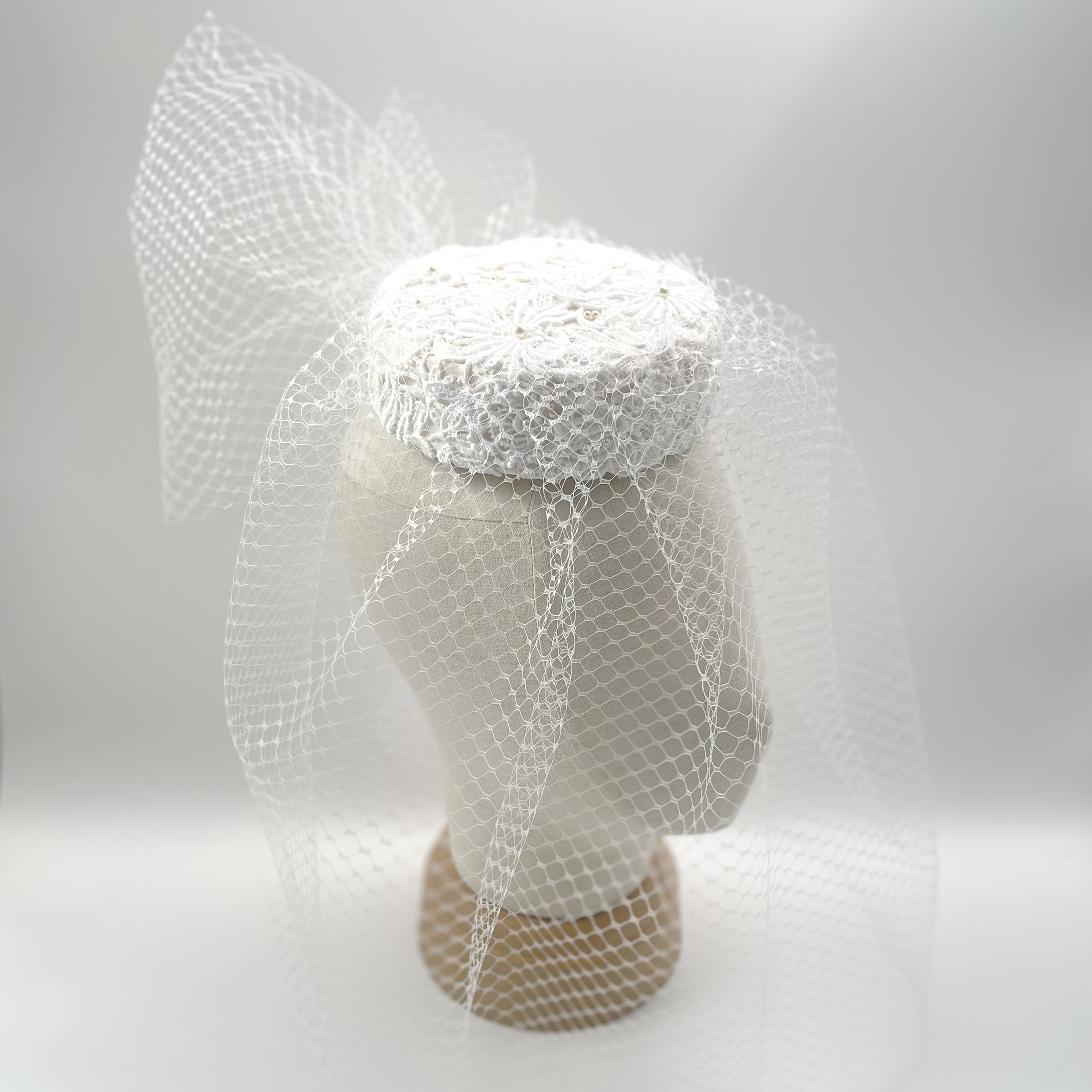 花嫁に“そっと魔法”をかける、チューリップレースのトーク帽が登場しました！